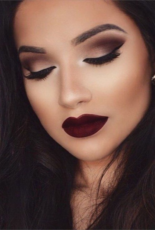 اعتمدي على اسلوب قوي وكثيف في المكياج الخليجي