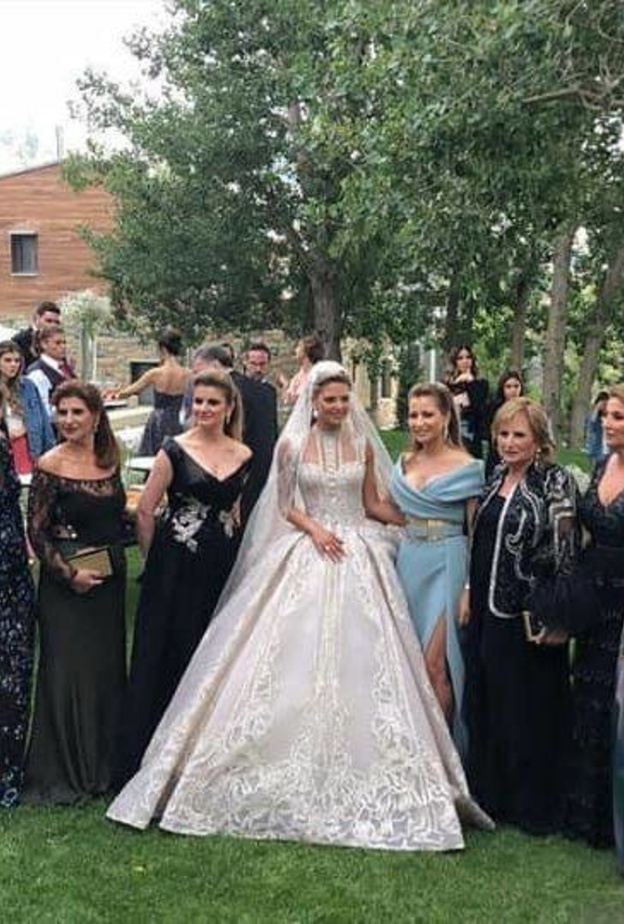 العروس كريستينا صعب برفقة والدها