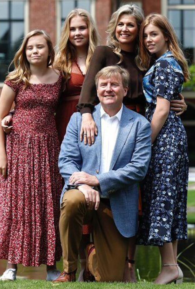 صور رسمية من عطلة العائلة الهولندية المالكة