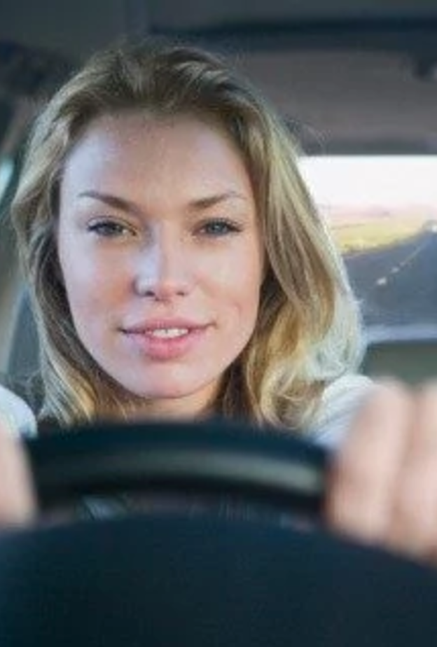 متى يجب على المرأة زيادة او خفض سرعة السيارة اثناء القيادة