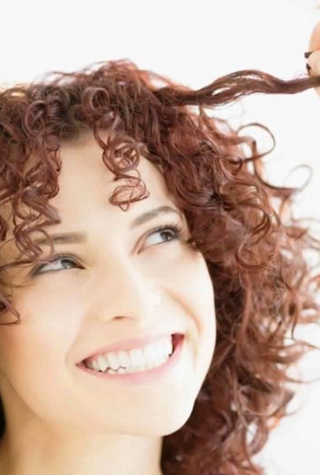 احرصي على الاهتمام بشعرك الكيرلي قبل الزفاف
