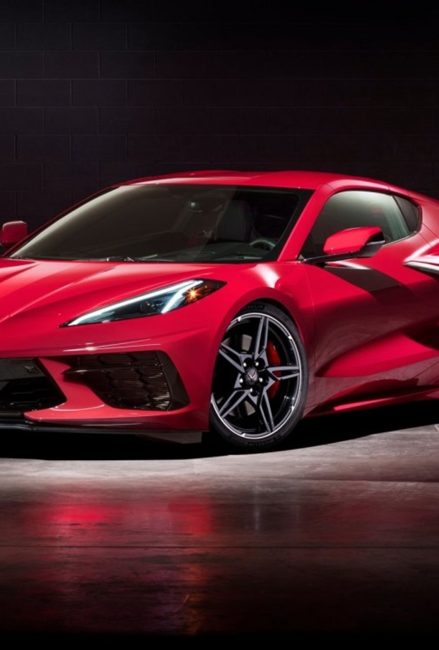 شيفروليه تكشف أخيراً عن أول سيارة كورفيت مزودة بمحرك وسطي