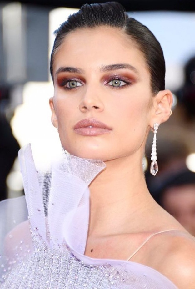 هل أعجبتك أحمر الشفاه البنفسجي الداكن؟