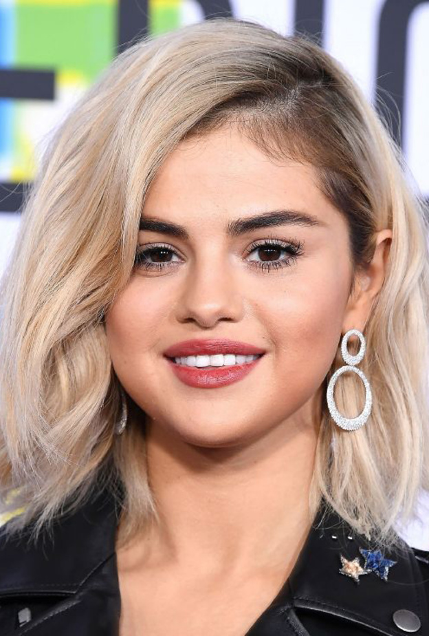 سيلينا غوميز ترتدي أقراط من كارتييه Cartier