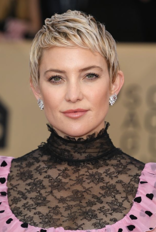 كيت هدسون بزوج من الأقراط الماسية الأنيقة من ماركة Forevermark