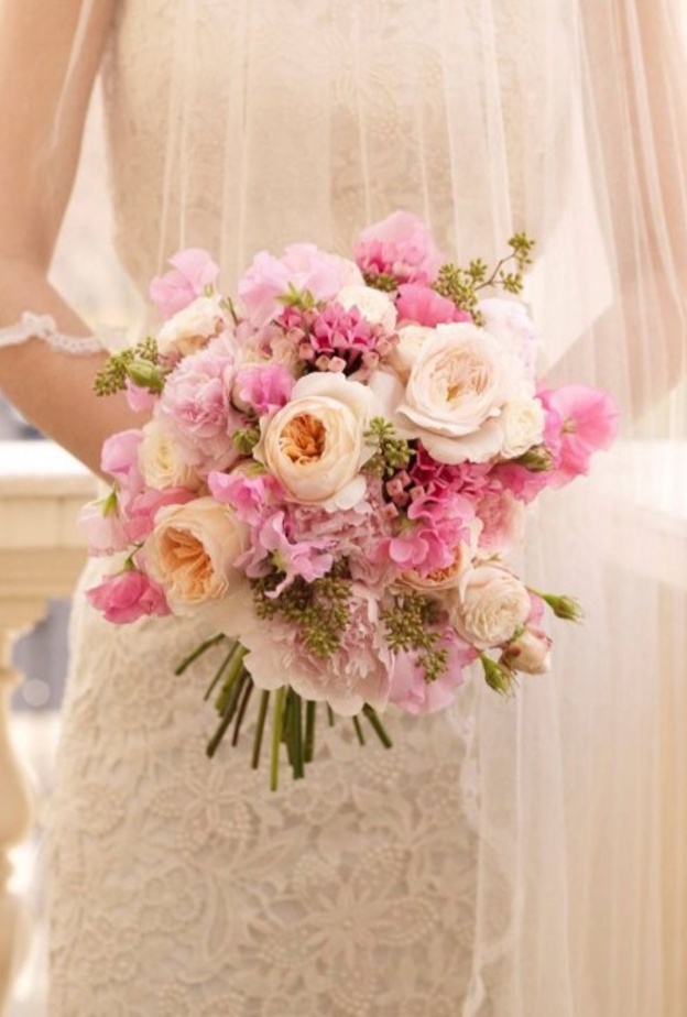 ضعي في الإعتبار ثيم و ألوان حفل الزفاف و الصالة عند اختيار باقة الورد