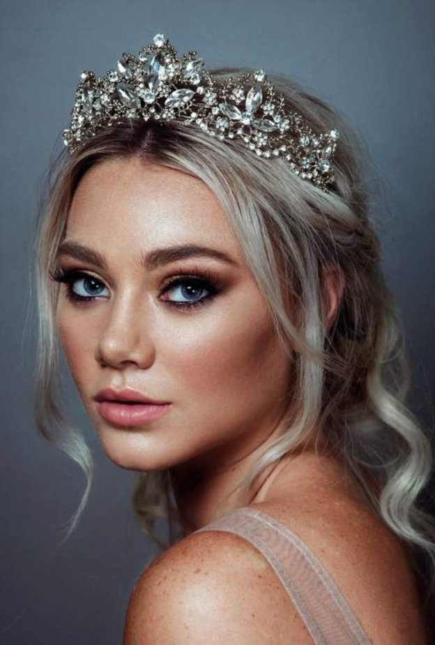 تسريحات عرايس 2019 بالتاج الكريستالي الملكي