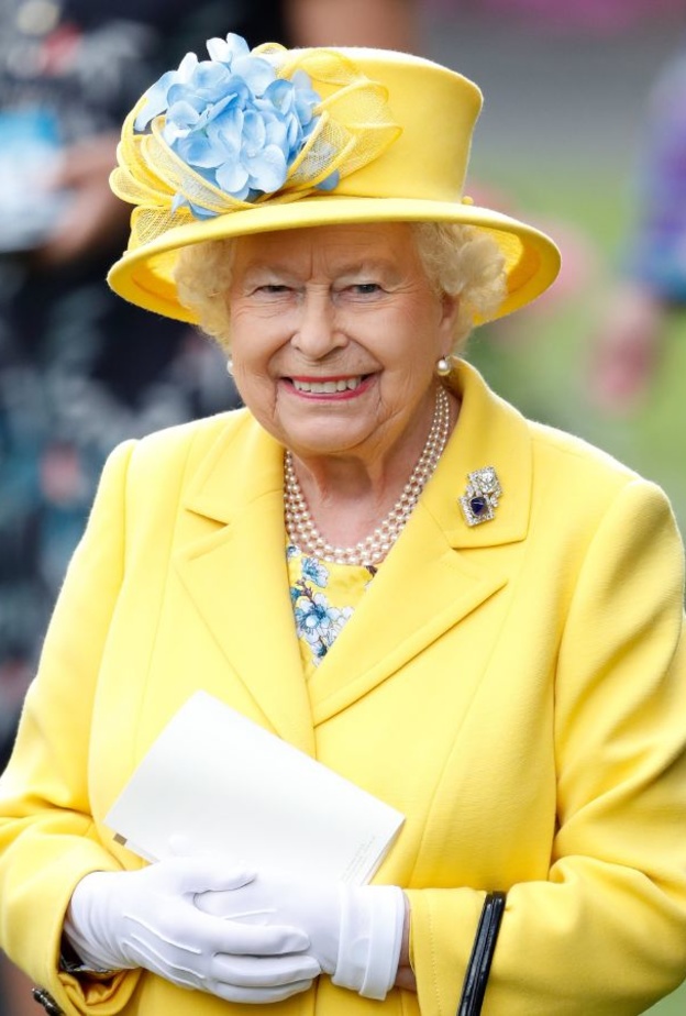 ما الذي تفعله الملكة بملابسها القديمة