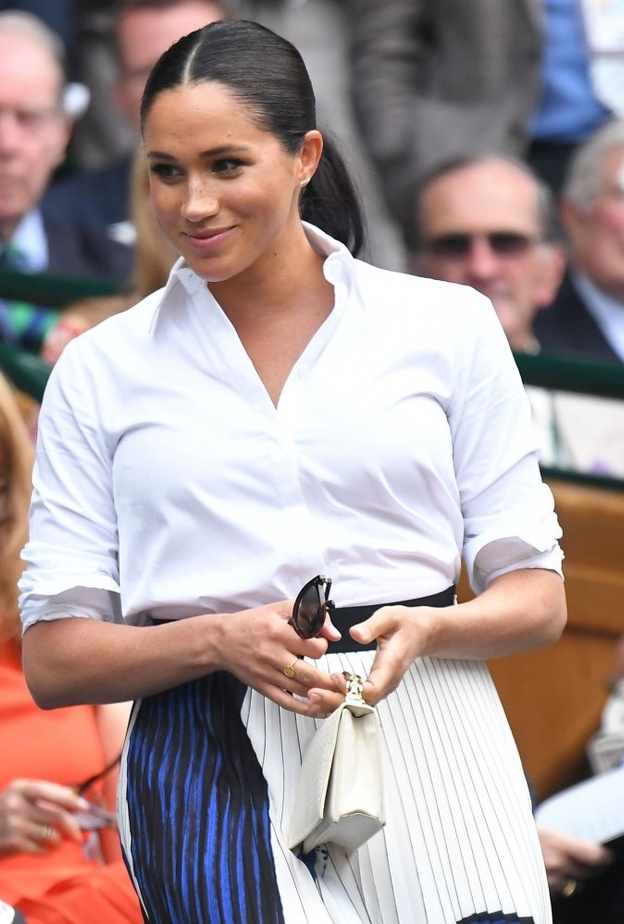 الأميرة ميغان ماركل  تنسّق القميص الأبيض مع البدلة الرسمية من دار Alexander McQueen tuxedo