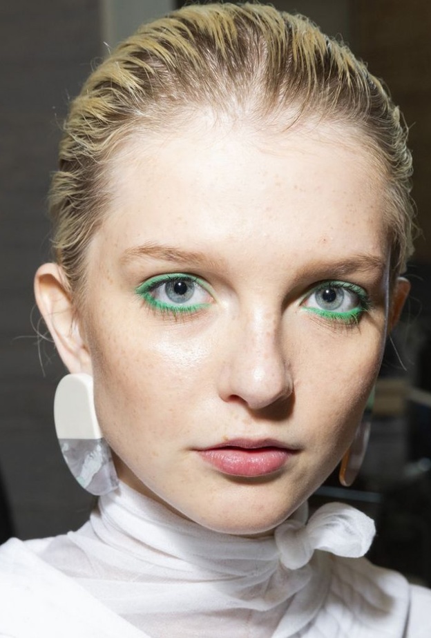 رسمات آيلاينر بنية من Burberry