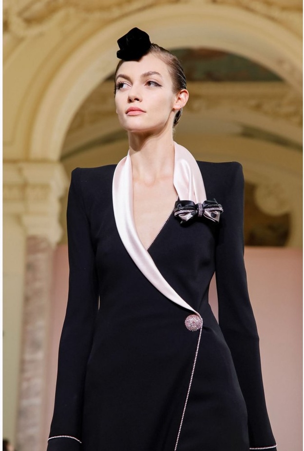 أضافت وردة الشعر لمسة ملفتة وجذابة على عرض جورجيو أرماني