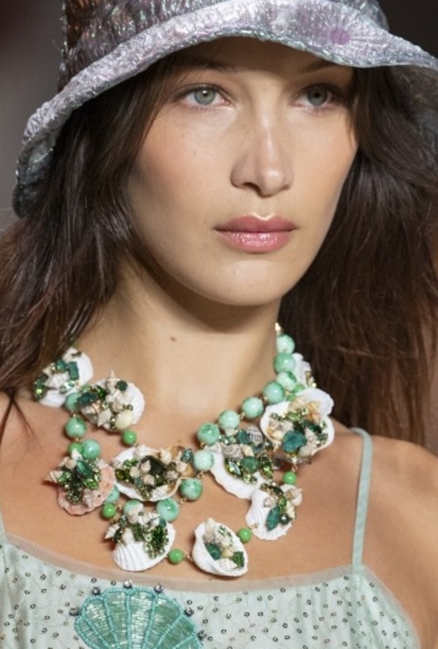 اكسسوار الخرز مع العقود الكبيرة والمنسدلة من Emporio Armani لصيف 2019