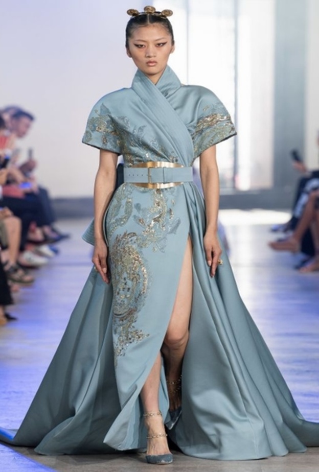 اطلالة ملكية رائعة بالأبيض العاجي مع التطريزات الذهبية