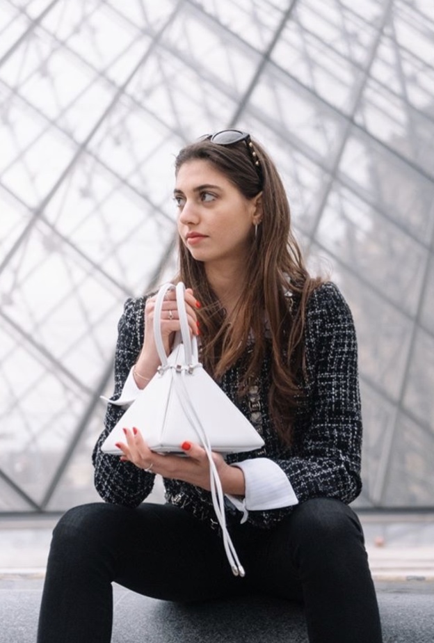 حقائب على شكل هرم مستوحاة من الأشكال الهندسية