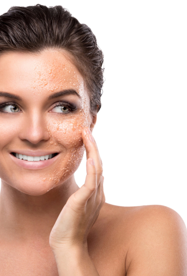 زيت اللوز من المكونات الفعالة مع ملح الليمون للبشرة الدهنيm