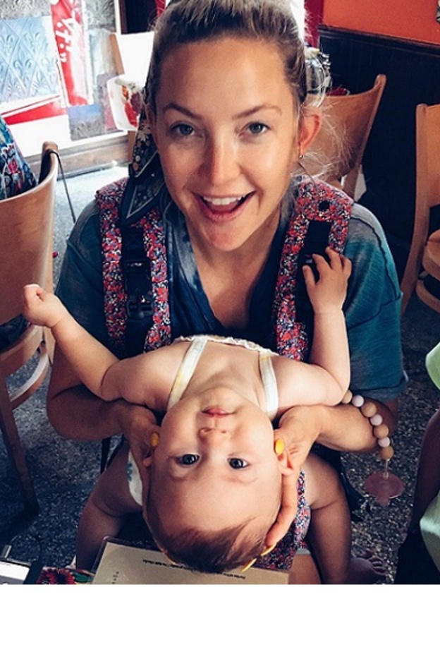 يبدو واضحاً أن راني ابنة كيت هدسون تُمضي لحظات ممتعة برفقة والدتها