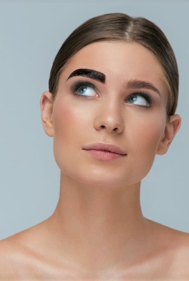 احصلي على حواجب داكنة طبيعياً