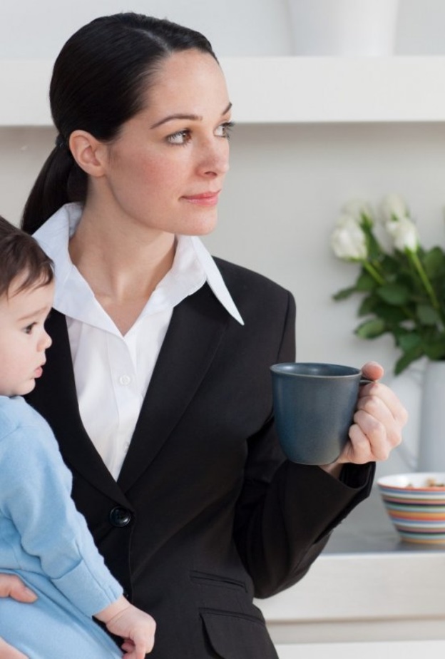 فوائد وأضرار عودة الأم للعمل بعد الولادة 