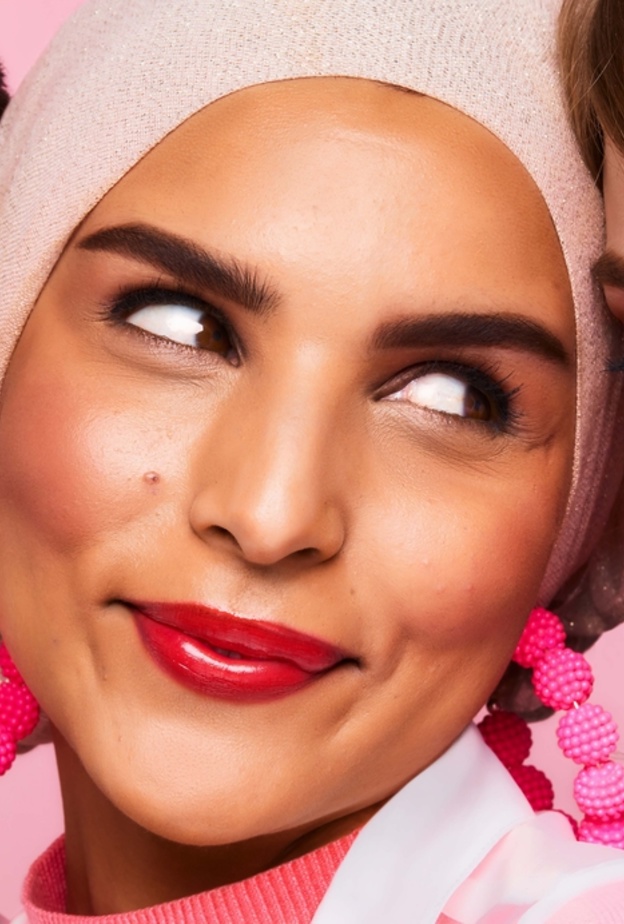 ارتقي بمظهرك هذا العيد بفضل إطلالة الحواجب بلون الحنّاء من Benefit Cosmetics