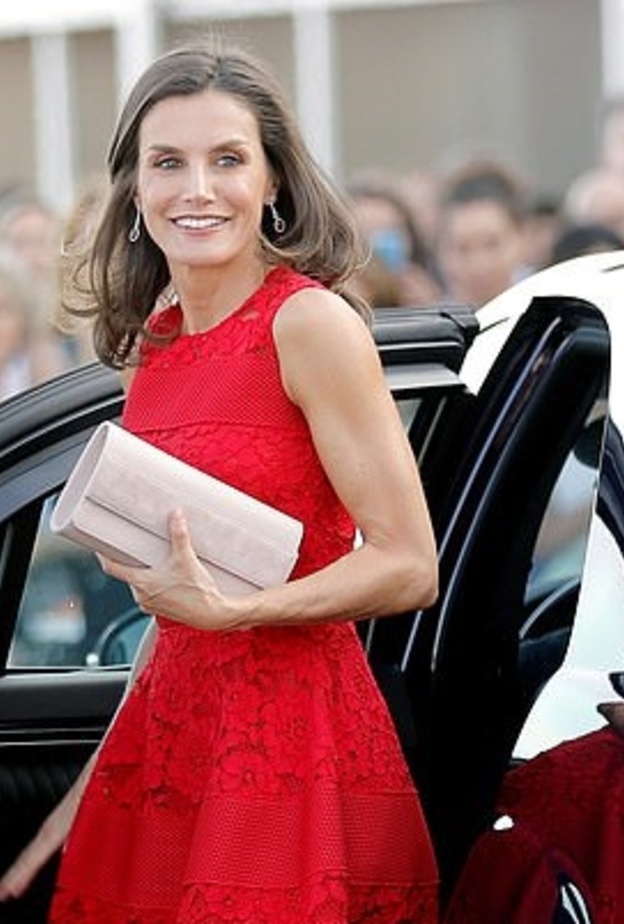 فستان أحمر هادىء اختارته ليتيزيا ملكة إسبانيا مع الكلتش البيج