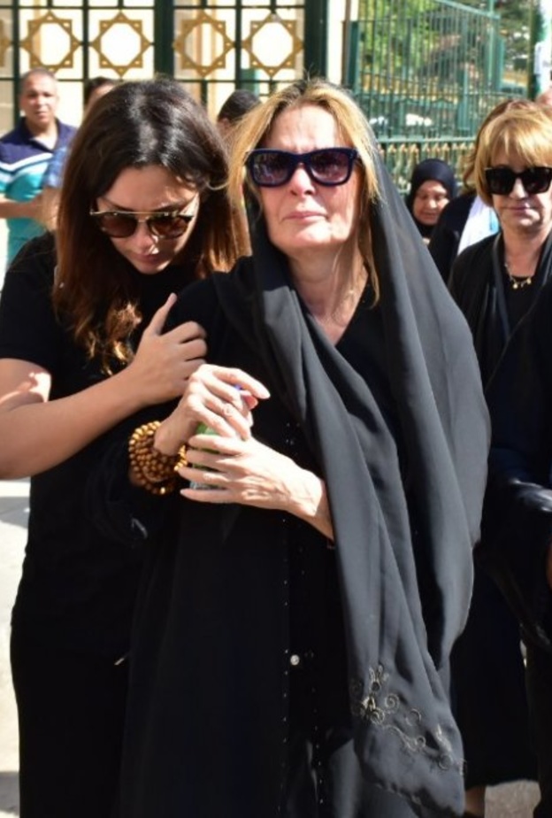 الفنانة يسرا