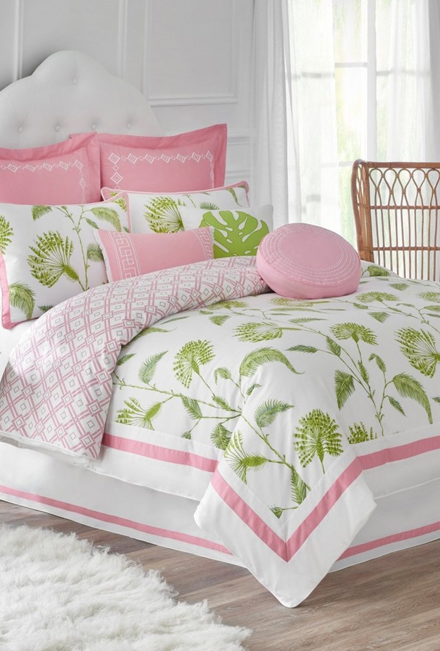 اختيار رائع للون الزهري مع الأخضر في تصميم السرير وتفاصيله