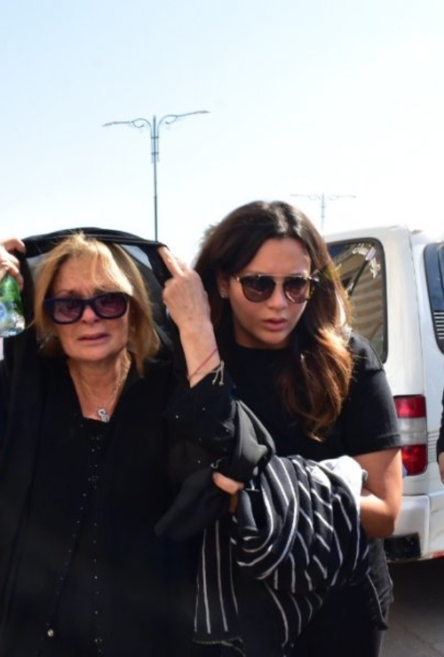 يسرا في جنازة والدتها