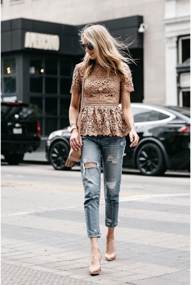 نسقي بلوز ناعم من الدانتيل مع الجينز الكلاسيكي