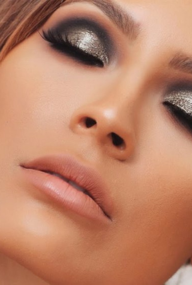 اللمسة الذهبية مع اللون الأسود