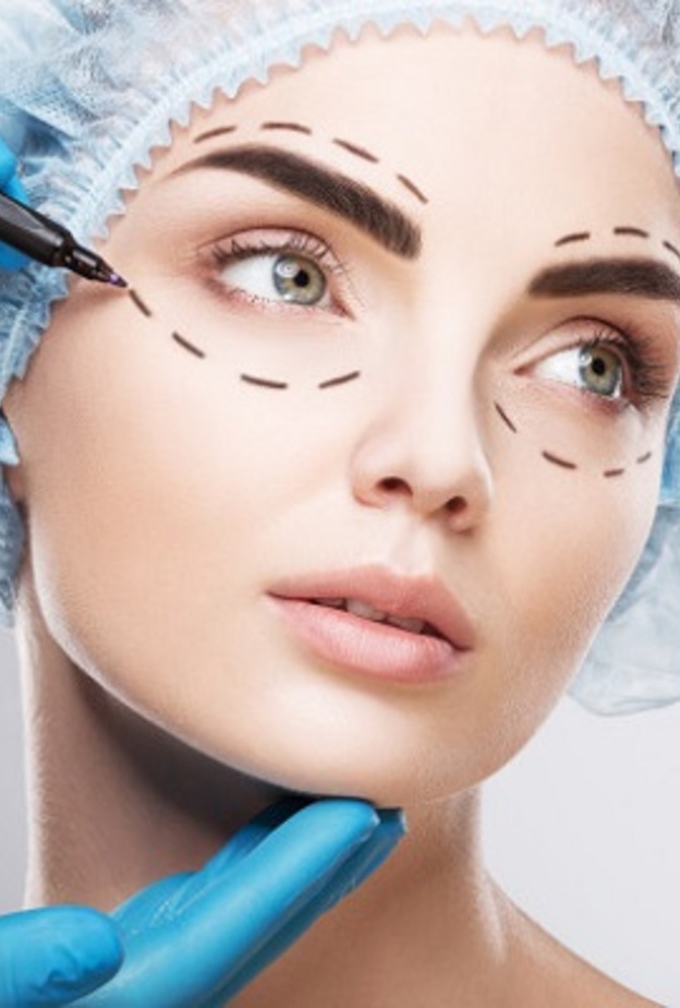 تعرفي على مميزات وأضرار عملية شد الجفون للتخلص من الترهلات والتجاعيد في الجفن
