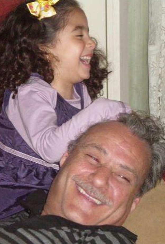 حفيدة فاروق الفيشاوي تبكي الجمهور بوداعها لجدها