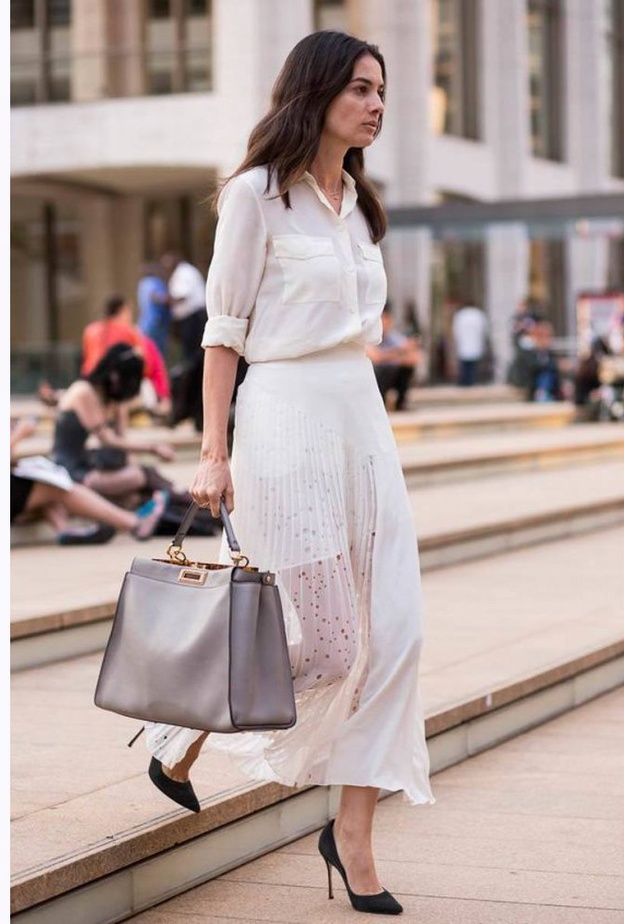 اطلالة جذابة بالأبيض والأسود مع الحقيبة البيج الكبيرة