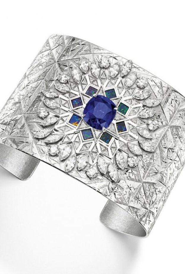 أقراط بتصميم جذاب من الماسات مزدانة بقطع من الصفير الوردي من Chaumet