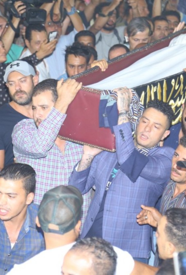 احمد الفيشاوي يحمل جثمان والده فاروق الفيشاوي