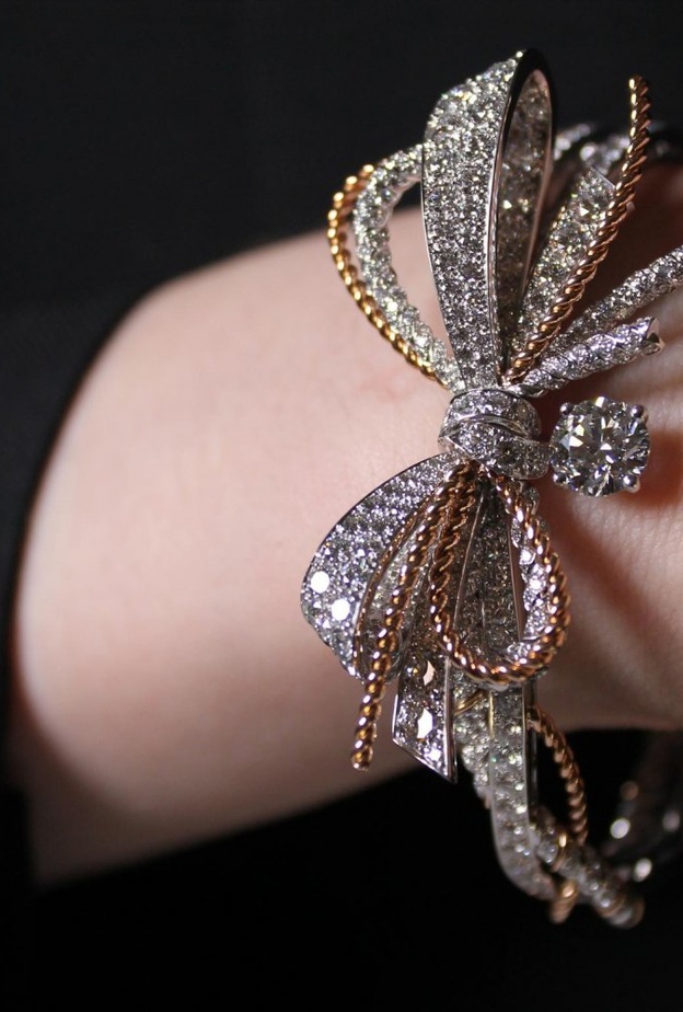 اساور خطوبه بشكل الفيونكة من دار Chaumet 