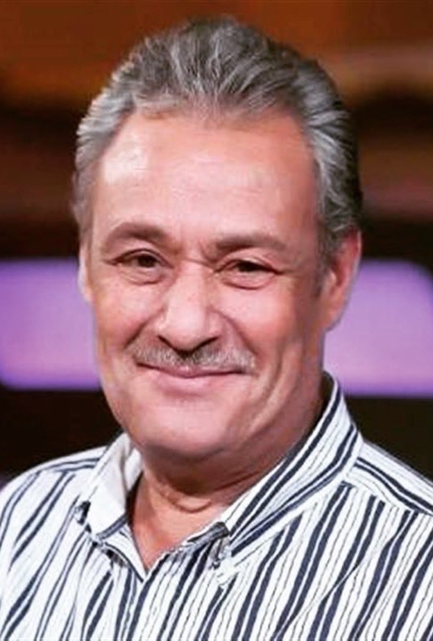 احمد الفيشاوي يحمل نعش والده فاروق الفيشاوي