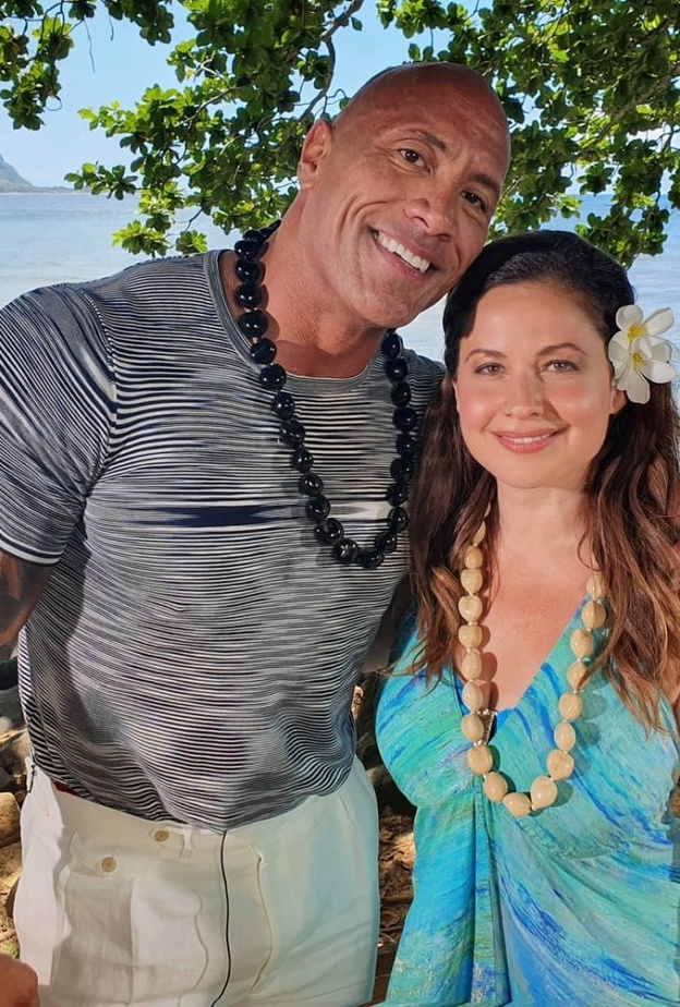 رايا أبي راشد تنشر صورة لها مع دواين جونسون بعد مقابلتها له في هاواي