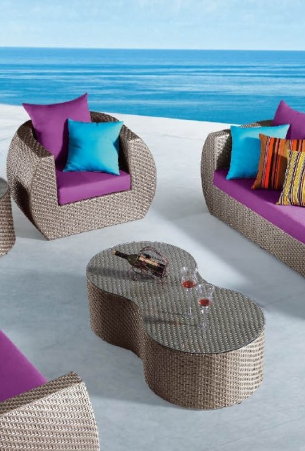 الأحمر القوي في ديكورات جلسات خارجية يتميز بتصاميم الأثاث العصرية