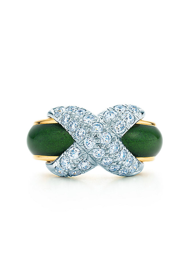 تصميم أقراط مرح على شكل شرائط من المينا مزين بالأحجار الكريمة من Aisha Baker Jewelry