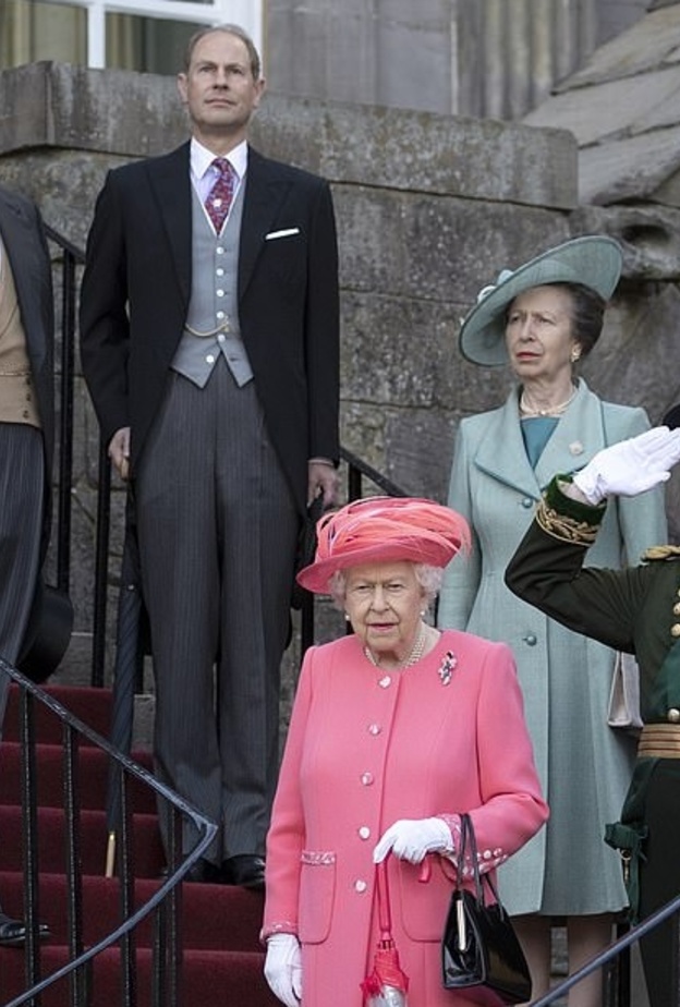  ملكة بريطانيا تطلب توظيف مدير لقصر هوليرود