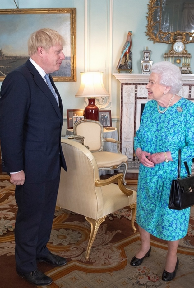  صورة الأمير هاري وميغان ماركل تزين مقر الملكة في باكنغهام