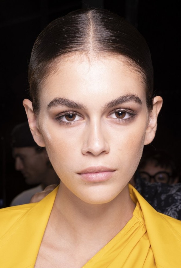 حواجب طبيعية لصيف 2019 من Balmain