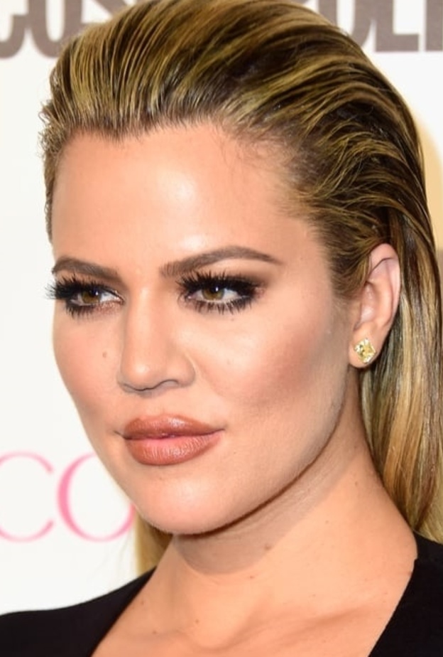 تسريحة الشعر المبلل مع الخصل الطويلة على طريقة Khloe Kardashian