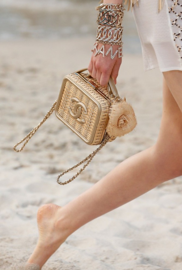 احدث اشكال الحقائب المصنوعة من القش بأسلوب Chanel