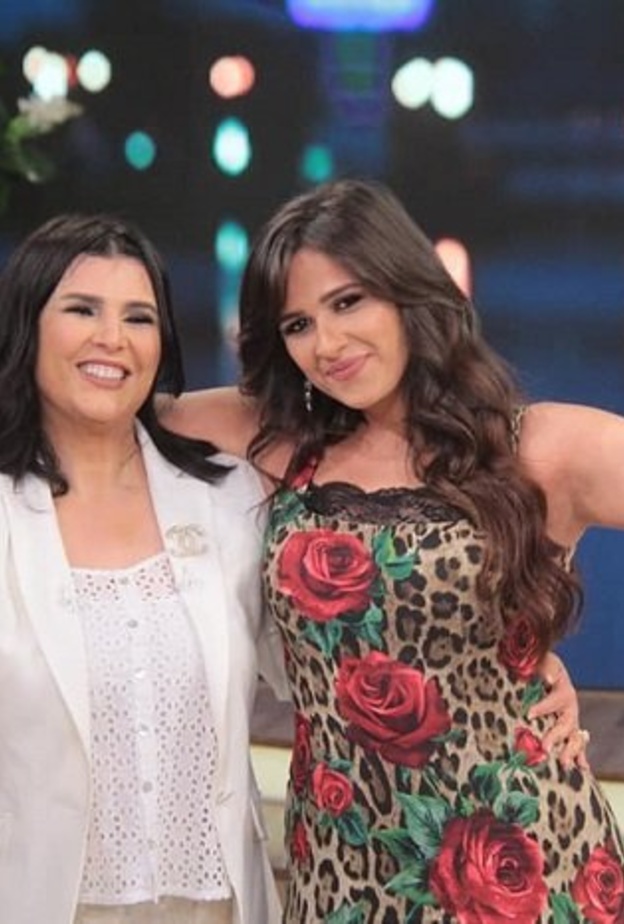 ياسمين عبد العزيز مع منى الشاذلي