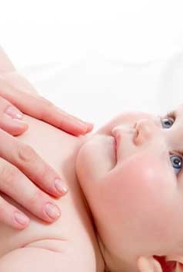 أفضل زيوت التدليك لجسم الأطفال الرضع للمساعدة على النوم