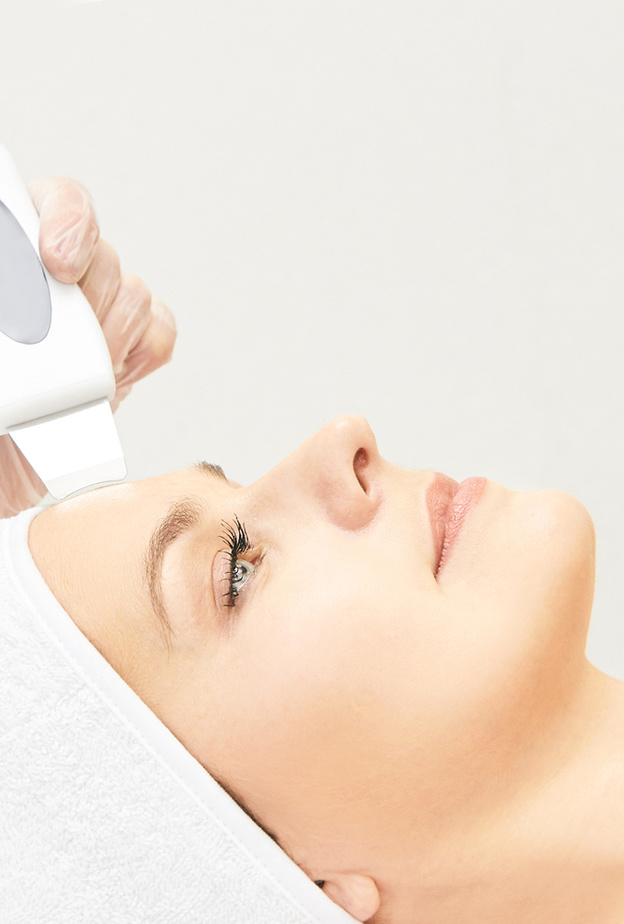 الجئي إلى تقشير الوجه بالليزر للحفاظ على بشرتك، وتعرفي على أهم فوائد وأضرار هذا التقشير