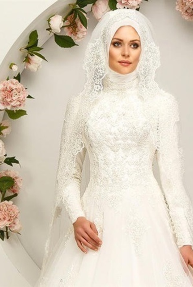 اختاري الألوان الترابية أو البراقة مع ألوان أحمر شفاه فاتحة للحصول على مكياج ناعم يوم زفافك