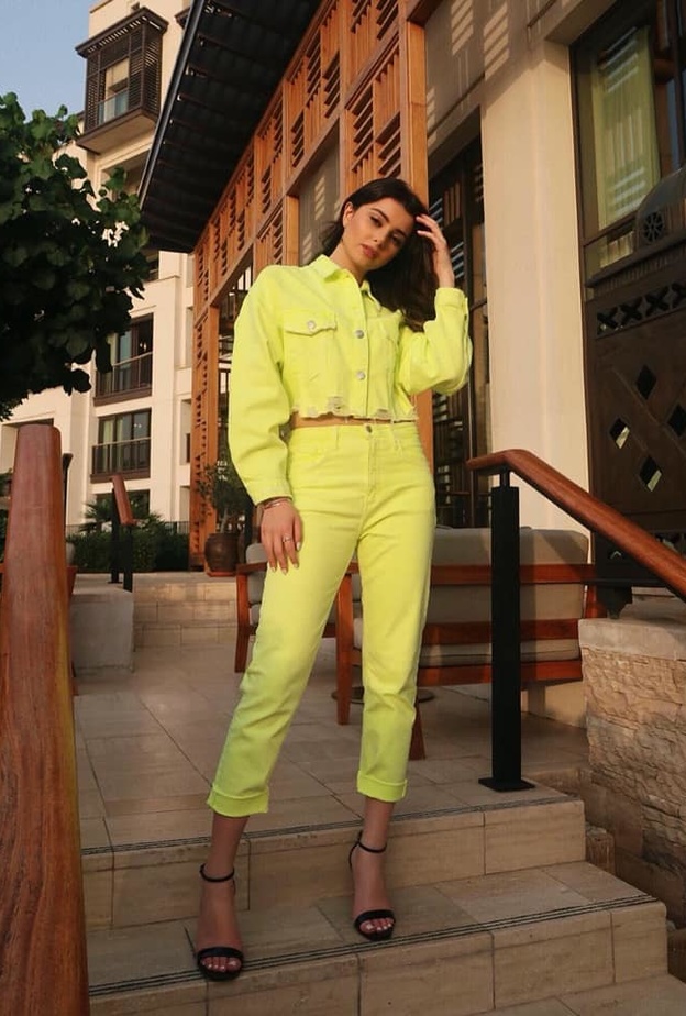 غالباً ما نرى ماريتا بالسروال الدينيم مع التي شيرت