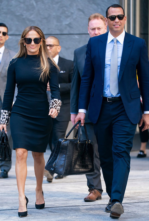 إطلالة جنيفر لوبيز برفقة خطيبها ألكيس رودريجيز بفستان فضي فاخر وبراق من توقيع Tom Ford